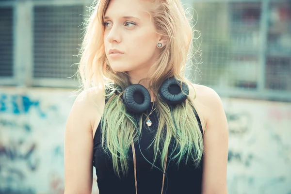 Beautiful young blonde hair woman hipster listening music — Stock Photo, Image