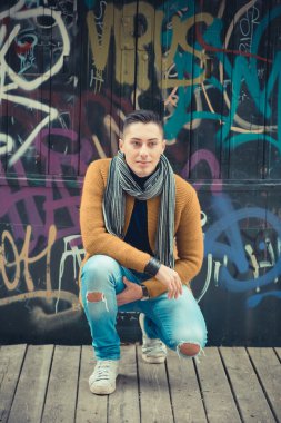 şehir içinde genç adam