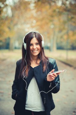 Park müzik dinleme genç kız