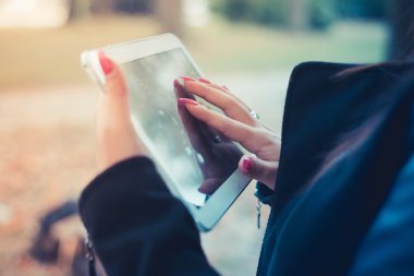 Kadın el tablet kullanma