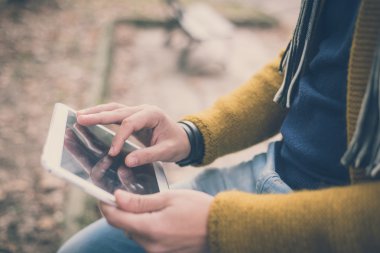 adam ellerini tablet kullanma