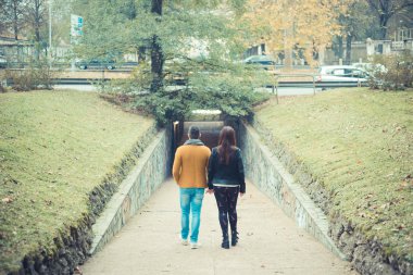 Genç aşıklar çift park