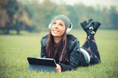 Park müzik dinleme genç kız