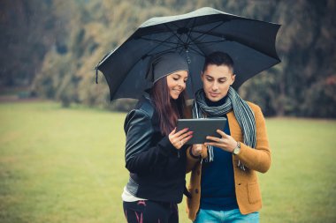 Tablet ile parkta genç Çift