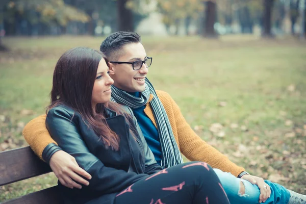 Giovane coppia nel parco — Foto Stock