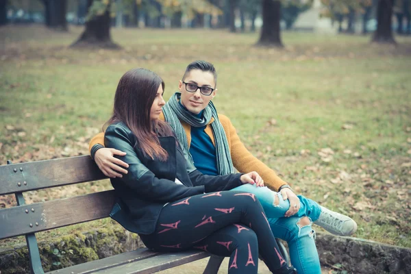 Jong stel in park — Stockfoto