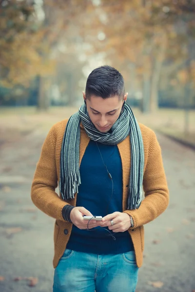 Άνθρωπος στο πάρκο με smartphone — Φωτογραφία Αρχείου