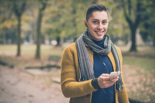 ヘッドフォンを持った若い男が — ストック写真