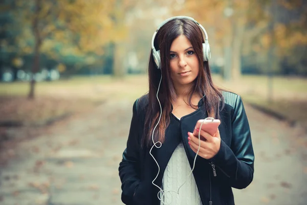 Κοπέλα στο πάρκο ακούγοντας μουσική — Φωτογραφία Αρχείου