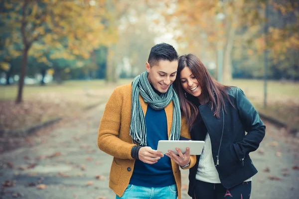 Pareja joven con tableta — Foto de Stock