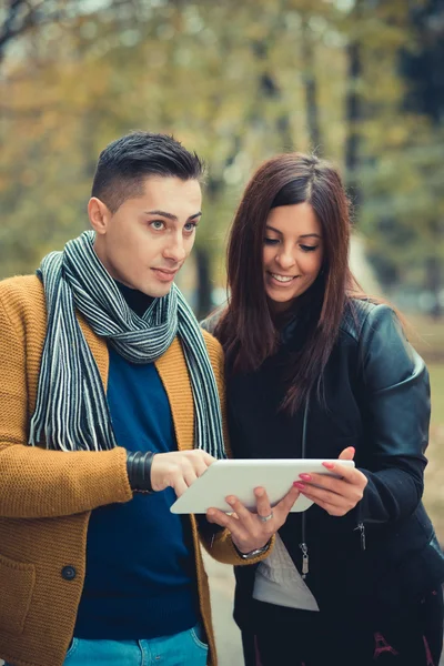 Jovem casal com tablet — Fotografia de Stock