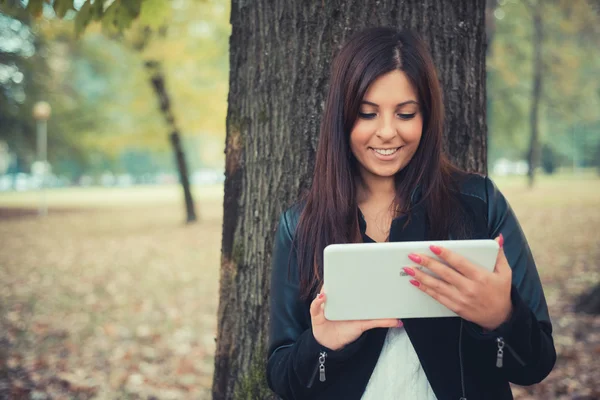 Jeune fille avec tablette dans le parc — Photo