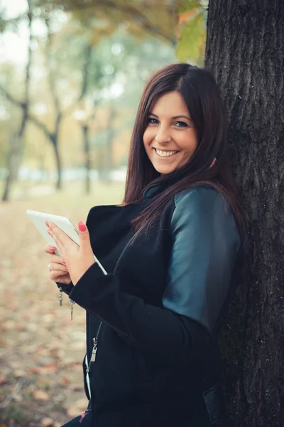 Jeune fille avec tablette dans le parc — Photo