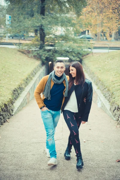 Jóvenes amantes pareja en el parque — Foto de Stock