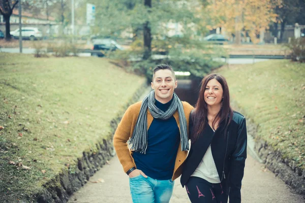 Jóvenes amantes pareja en el parque — Foto de Stock