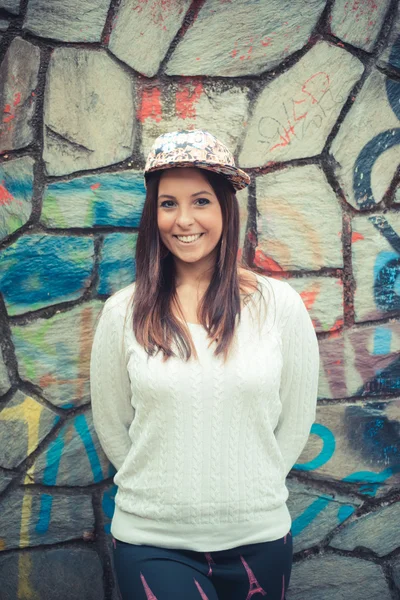 Jeune belle fille dans le parc — Photo