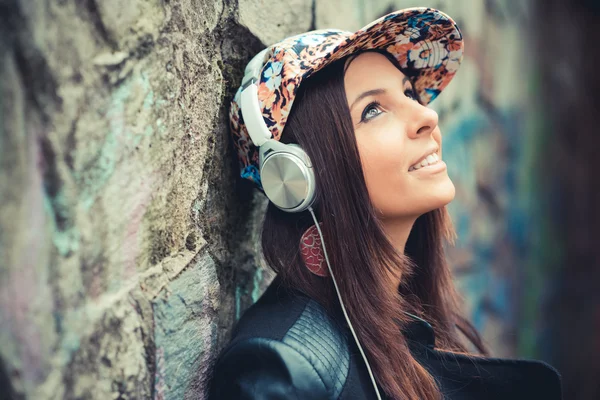 Chica joven en el parque escuchando música — Foto de Stock