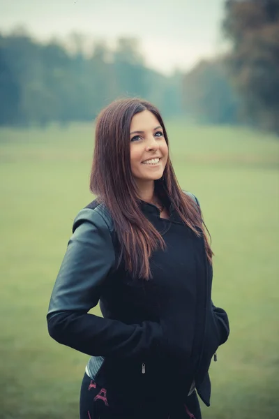 Jeune belle fille dans le parc — Photo