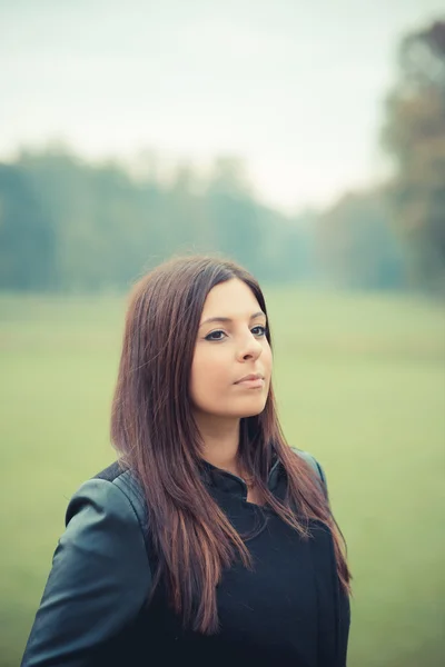 Jovem menina bonita no parque — Fotografia de Stock