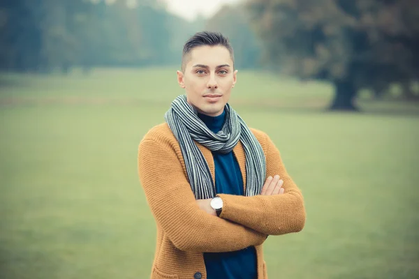 Joven hombre guapo en el parque — Foto de Stock