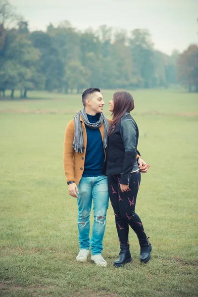 Unga älskande par i park — Stockfoto