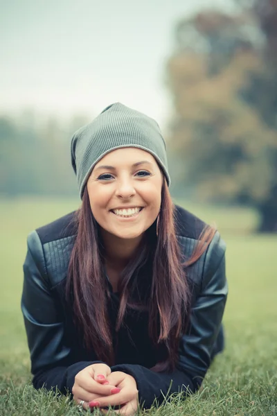 Jeune belle fille dans le parc — Photo