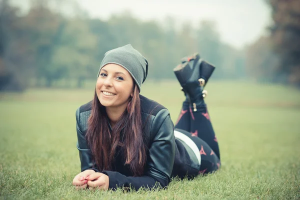 Jeune belle fille dans le parc — Photo