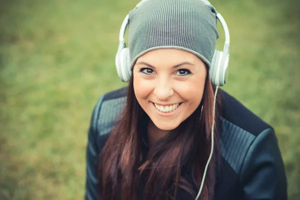 Jeune fille dans le parc écouter de la musique — Photo
