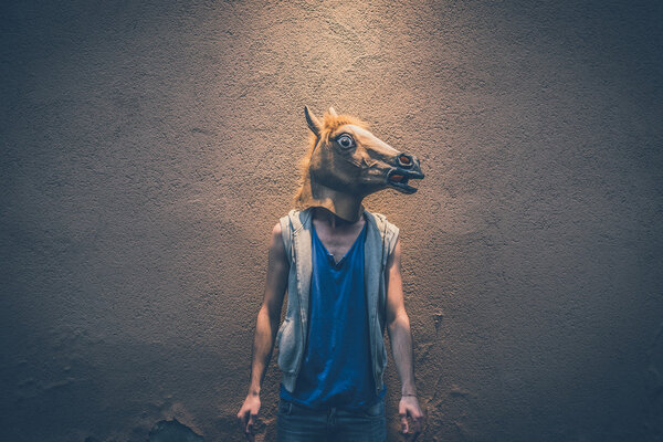 гей-хипстер в маске лошади
