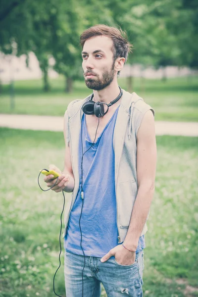 Hipster gay muž se sluchátky — Stock fotografie