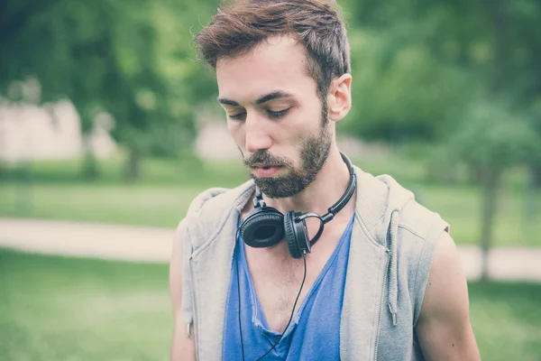 ヘッドフォンで流行に敏感なゲイの男性 — ストック写真