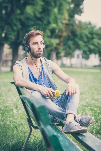 Hipster schwul Mann Musik hören — Stockfoto