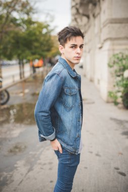 yakışıklı alternatif stil adam