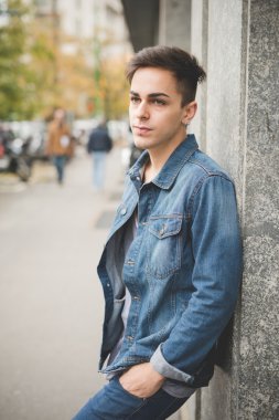 yakışıklı alternatif stil adam