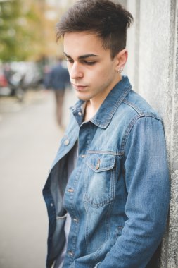 yakışıklı alternatif stil adam