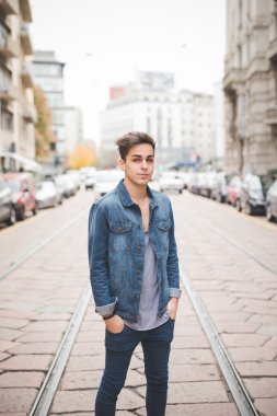 yakışıklı alternatif stil adam