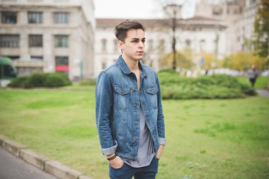 yakışıklı alternatif stil adam