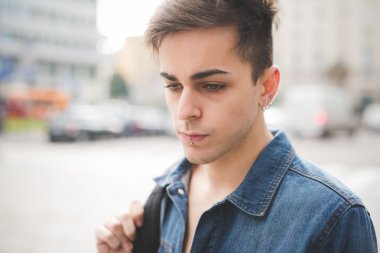 Genç yakışıklı alternatif adam şehirde