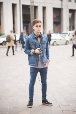 yakışıklı bir delikanlı ile kulaklıklar