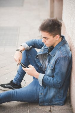 yakışıklı bir delikanlı ile kulaklıklar