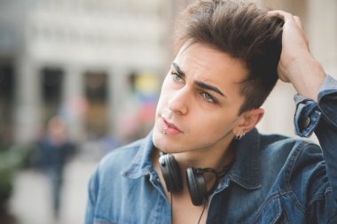 yakışıklı bir delikanlı ile kulaklıklar