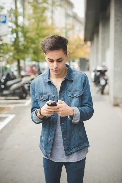 Joven estilo alternativo hombre — Foto de Stock