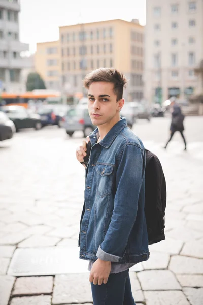 Junger schöner Mann in der Stadt — Stockfoto