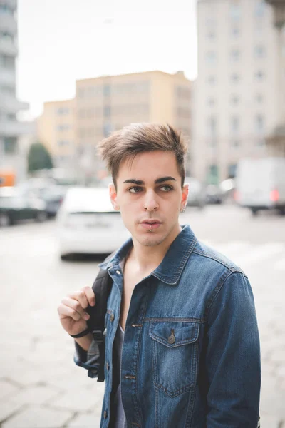 Joven hombre guapo en la ciudad — Foto de Stock