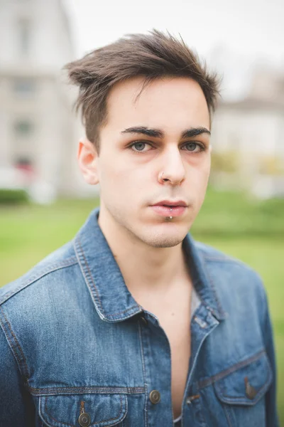 Joven hombre alternativo guapo en la ciudad — Foto de Stock