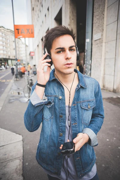 Joven con auriculares escuchando música —  Fotos de Stock