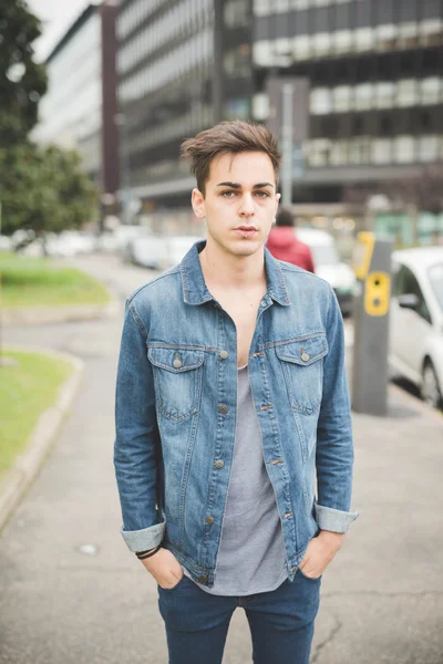 Joven hombre alternativo guapo en la ciudad —  Fotos de Stock