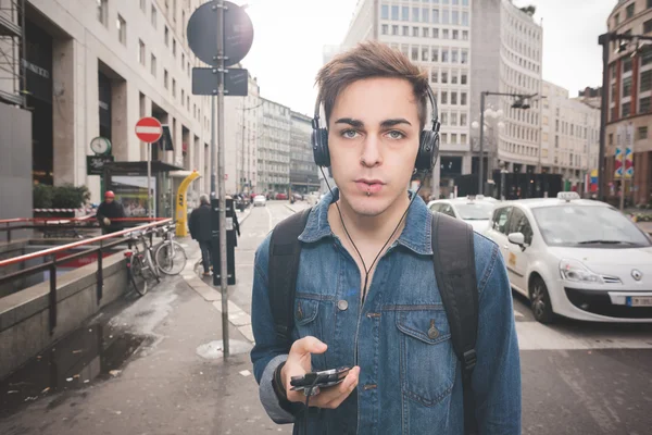 Jongeman met koptelefoon die muziek luistert — Stockfoto