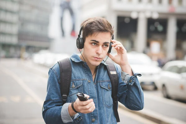 Νεαρός άνδρας με ακουστικά ακούει μουσική — Φωτογραφία Αρχείου