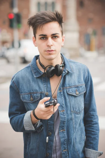 Jeune homme beau avec écouteurs — Photo